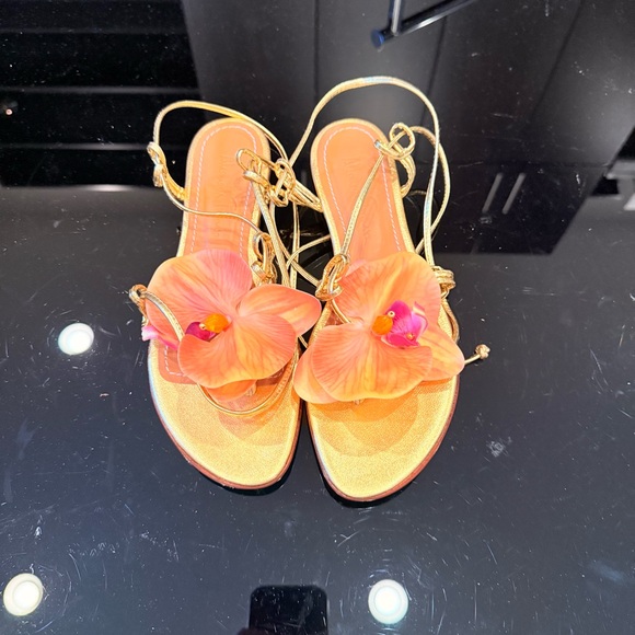 Alameda Turquesa Victoria Flower Sandals in Gold | LIKE NEW - Picture 5 of 8